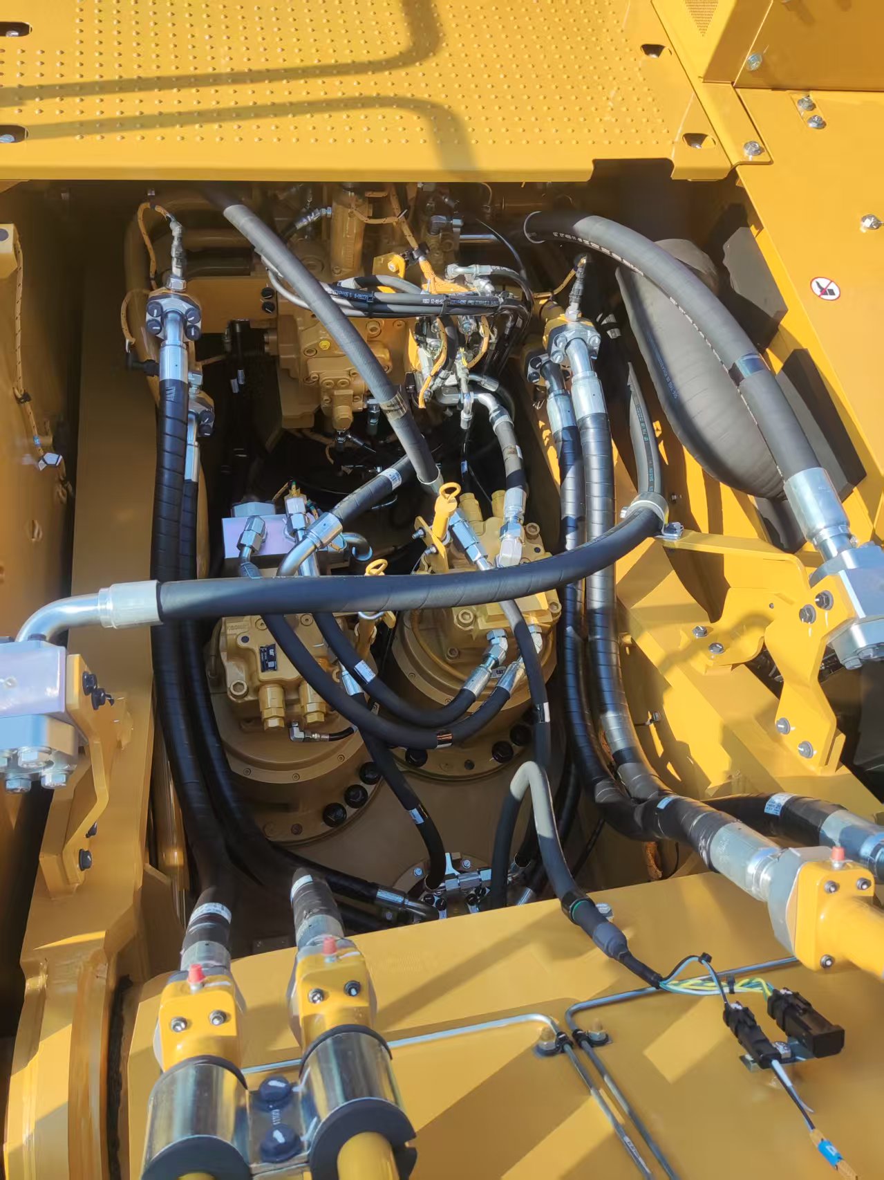 2026 0H Earthmoving Machinery Caterpillar 352