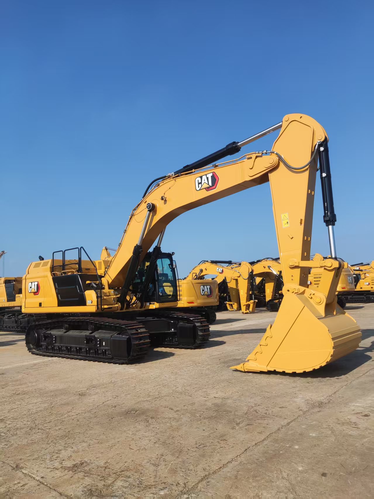 2026 0H Earthmoving Machinery Caterpillar 352