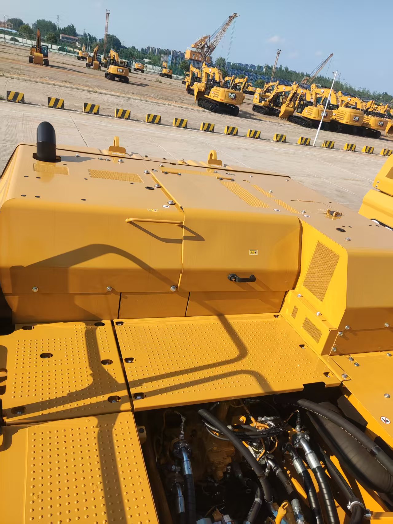 2026 0H Earthmoving Machinery Caterpillar 352