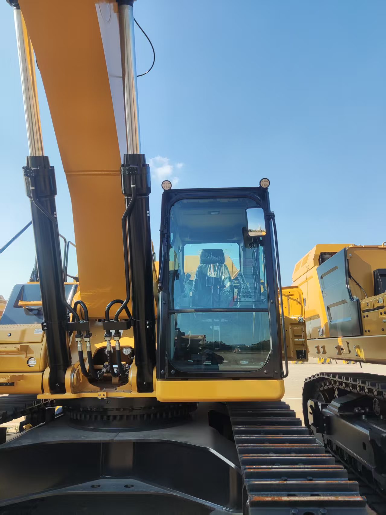 2026 0H Earthmoving Machinery Caterpillar 352