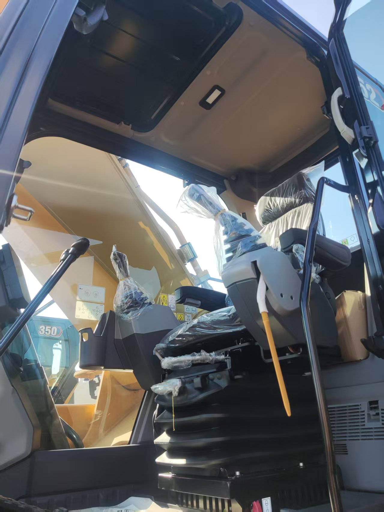 2026 0H Earthmoving Machinery Caterpillar 352