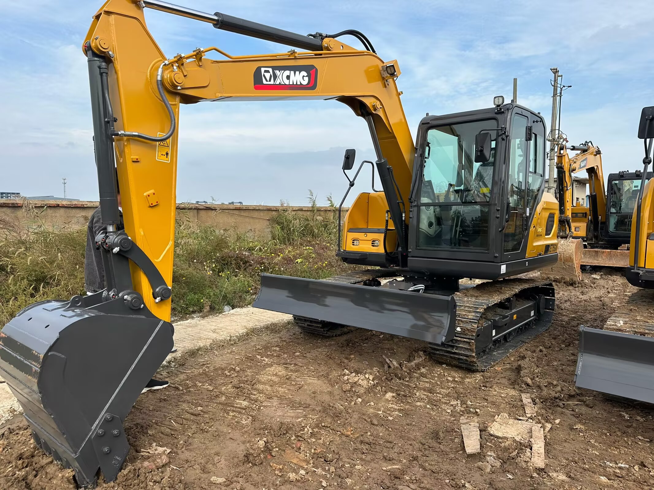 2026 0H Earthmoving Machinery XE75GA