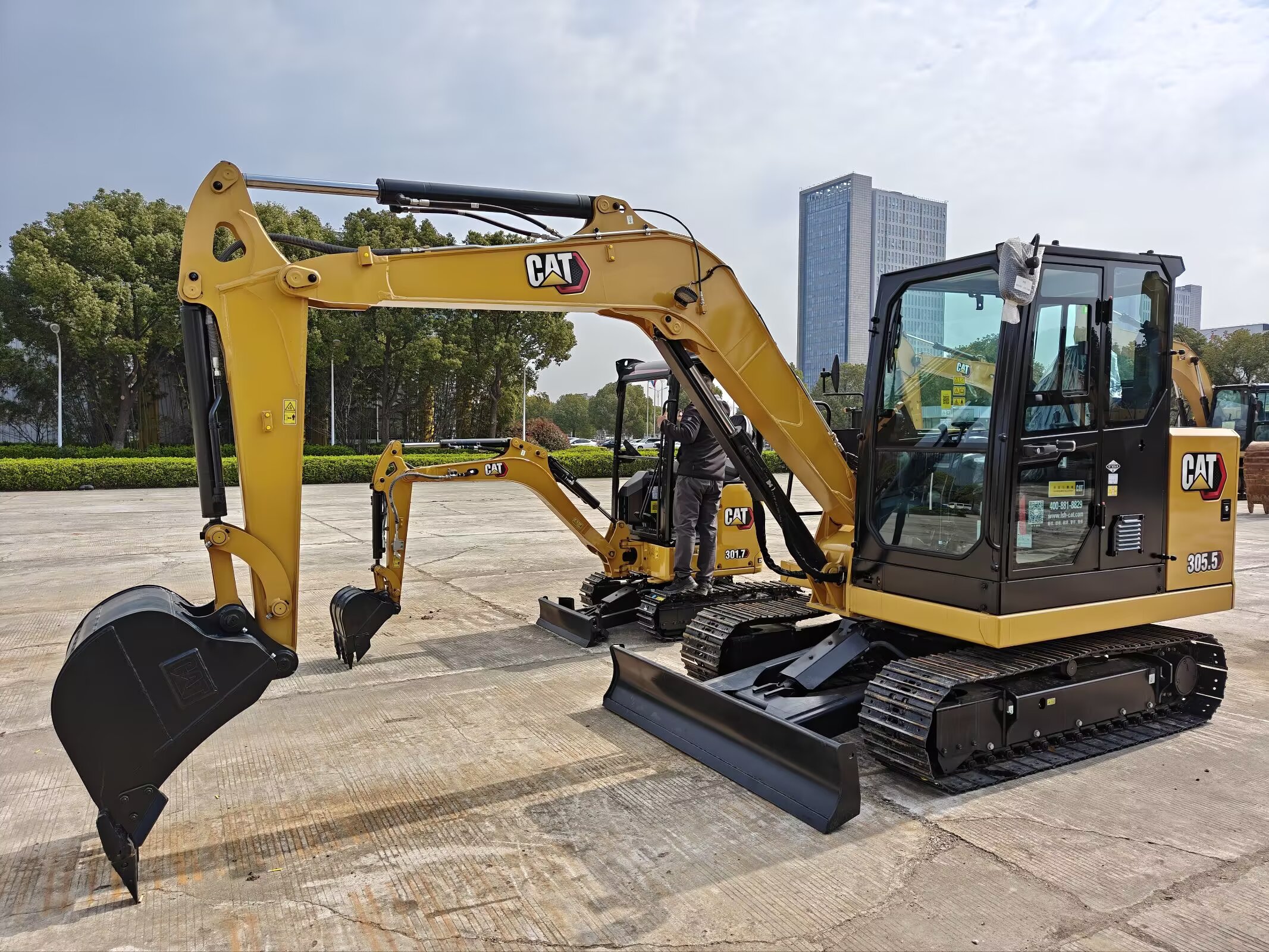 2026 0H Earthmoving Machinery Caterpillar 305.5