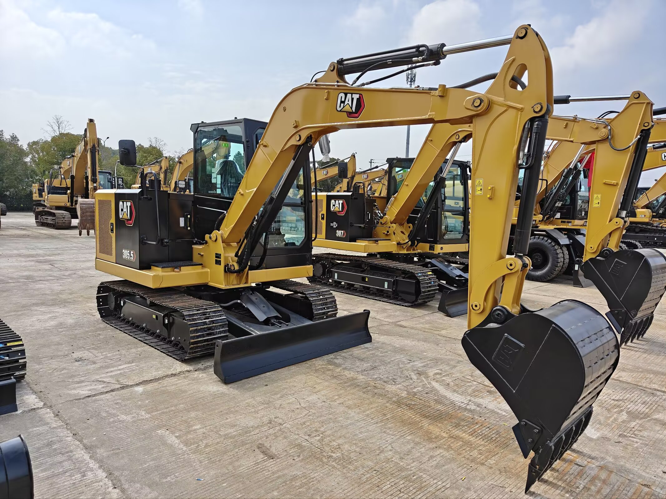 2026 0H Earthmoving Machinery Caterpillar 305.5