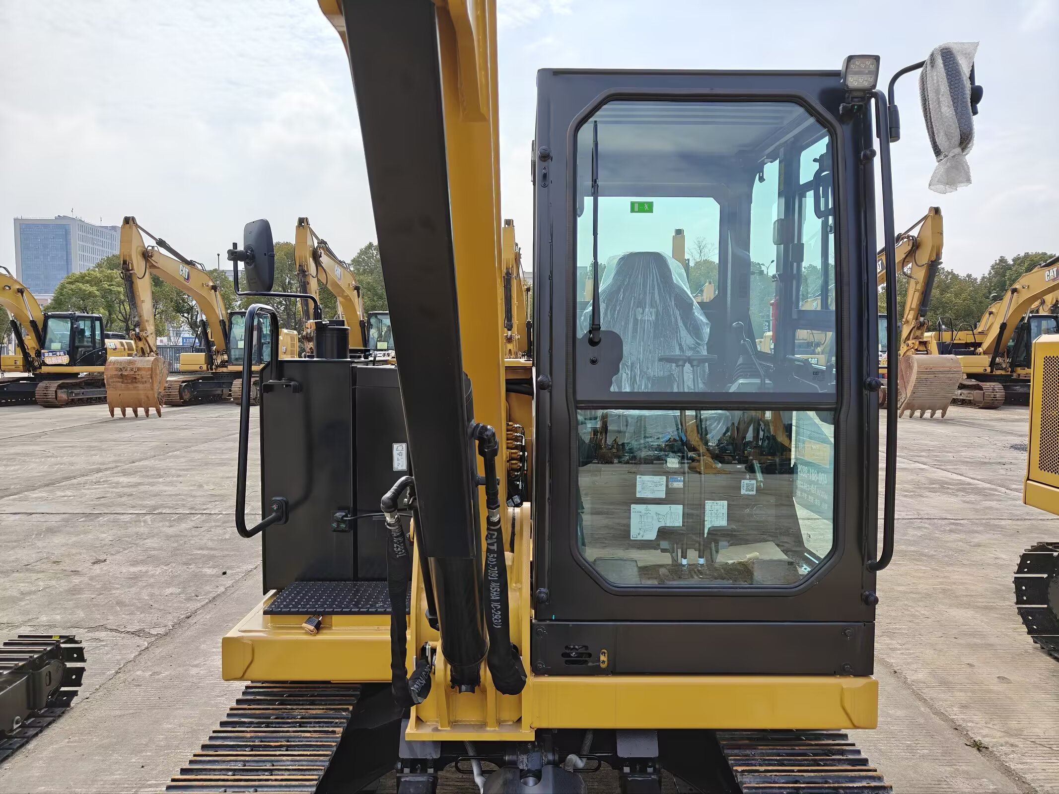2026 0H Earthmoving Machinery Caterpillar 305.5