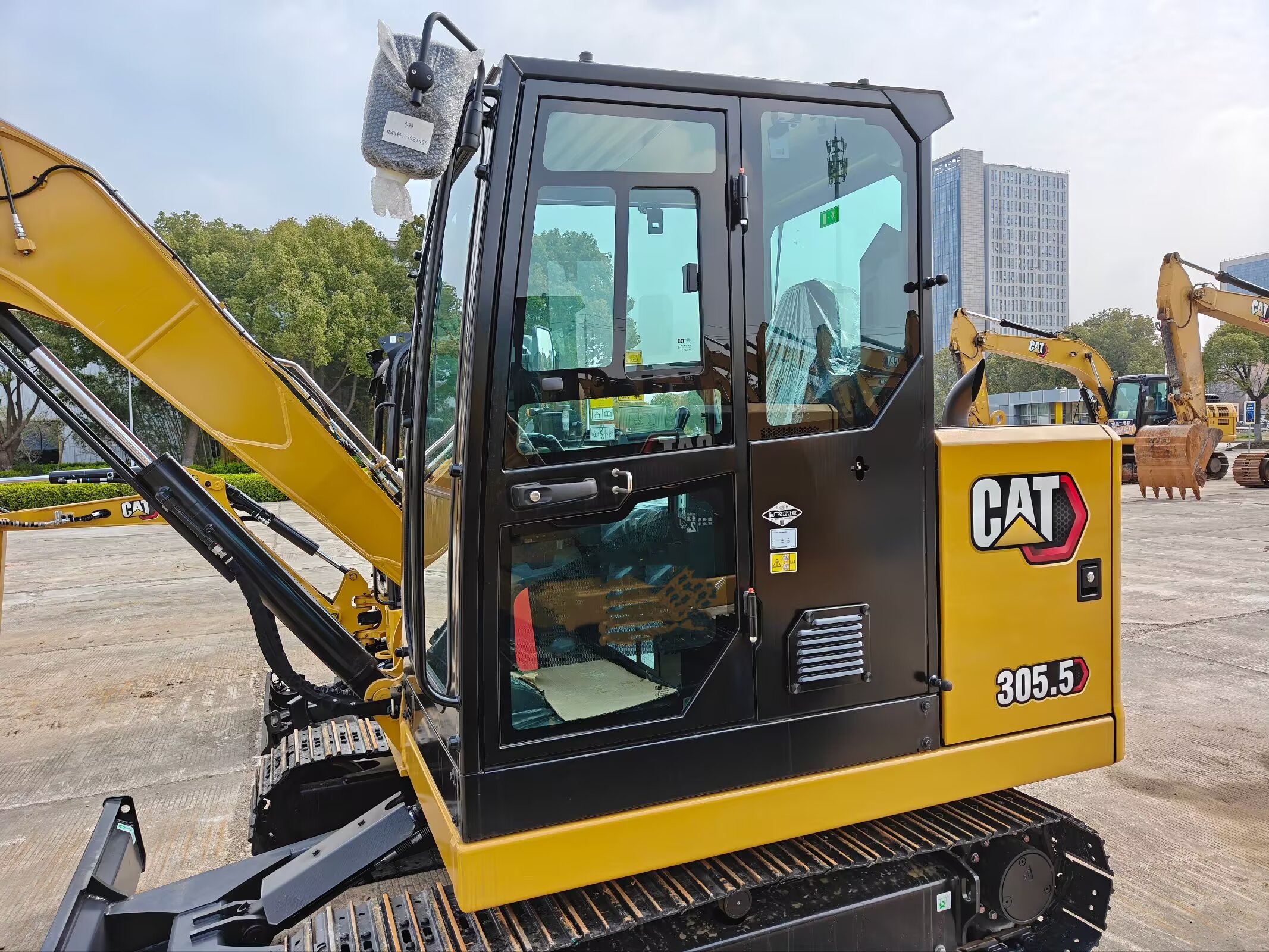 2026 0H Earthmoving Machinery Caterpillar 305.5